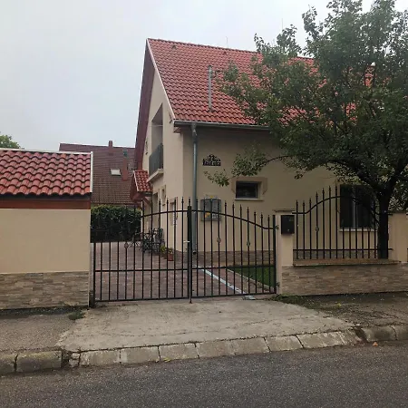Napsugar Apartmanhaz منزل للإقامة