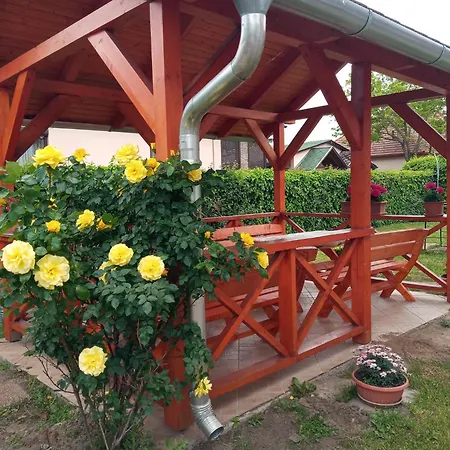 Napsugar Apartmanhaz منزل للإقامة *